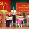 得乐省人民委员会常务副主席阮海宁向各位母亲授予“越南英雄母亲”称号。