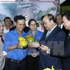政府总理阮春福参观“创业——椰子之乡潜力与机遇”展会。
