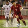 越南球员（红衣）与东帝汶球员激烈角逐