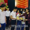 中央民运部部长张氏梅向贫困学生赠送礼物。