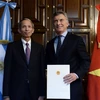 越南新任驻阿根廷大使邓春勇和阿根廷总统毛里西奥·马克里。（图片来源：越通社）