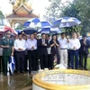 越南驻老挝大使馆、万象省政府代表、各社会团体组织代表共同敬香。