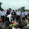 政府副总理武德儋在玉回县烈士陵园为各位英烈上香。