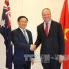 王廷惠（左）与澳大利亚副总理巴纳比·乔伊斯。