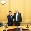 王廷惠副总理（左）会见新西兰财政部长史蒂芬•乔伊斯。