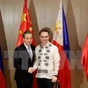 中国外长王毅与菲律宾外长卡亚塔诺。（图片来源： EPA/越通社） 