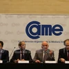 阿根廷中型企业联合会主席塔里奥（左三）在研讨会上发表讲话。（图片来源：越通社）