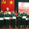 越南军队青年工作部部长丁国雄上校向各学员颁发结业证书。