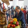 胡志明市领导人向各位英烈敬香。（图片来源：http://congan.com.vn）