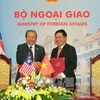越南政府副总理兼外交部长范平明和马来西亚外交部长阿尼法。