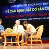 诺贝尔物理学奖得主赫拉尔杜斯·霍夫特教授与越南科学爱好者交流。（图片来源:VOV) 