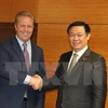 越南政府副总理王廷惠（右）与新西兰贸易部长托德·麦卡雷。（图片来源：越通社）