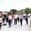 APEC各成员经济体和观察员组织代表走访参观广南省会安市。