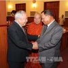 柬埔寨参议院主席赛宗（右）会见越柬友好协会主席武卯。