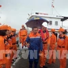 马来西亚籍船员苏海米·斌·莫哈末（蓝衣）被安全送上岸。（图片来源：越通社）