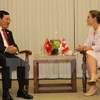 越南政府副总理兼外长范平明(左）会见加拿大外交部长克里斯蒂娅·弗里兰。（图片来源：越通社）