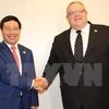 越南政府副总理兼外长范平明​（左）与新西兰外长布朗利。（图片来源：越通社）