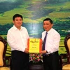越南河江省领导代表（右）向百色市人力资源和社会保障厅代表赠送礼物。（图片来源：越通社）