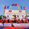 越南劳保－老挝丹沙湾口岸沙恩桥项目动工仪式。（图片来源：越通社）