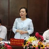 越南卫生部部长与隆安省领导举行工作会谈。（图片来源：越通社）