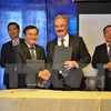 瑞士HTMi国际酒店旅游管理学院首席执行官兼校长伊恩·拉莫尔(右）与越南岘港市东亚大学副校长梁明参在签署仪式。（图片来源：越通社）