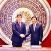 阮幸福（右）与蒙古国国家大呼拉尔秘书长朝鲁门。