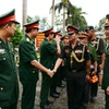 外国驻越国防武官走访炮兵军官学校。（图片来源：越南人民军队报）