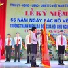 中央宣教部部长武文赏向和平省寄宿制民族高中学校颁发国家主席授予的三级劳动勋章。