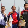 越南田径选手黄氏清（左）夺得银牌。
