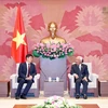 汪周刘（右）会见蒙古国国家大呼拉尔秘书长朝鲁门。
