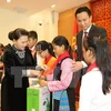 阮氏金银主席向各少年儿童模范 代表赠送慰问品。（图片来源：越通社） 