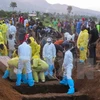 塞拉利昂首都弗里敦市为遇难者举行安葬仪式。（图片来源：越通社）