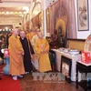 越南佛教教会文化委员会胡志明市分会会长释日慈参观展览。（图片来源：越通社）