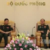 越南国防部副部长陈单（右）会见老挝人民军总后勤局主任冯马昆中将。