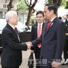 阮富仲总书记与印尼总统佐科·维多多握手。（图片来源：越通社）