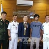 越南驻菲律宾大使馆获救船员送返回国。（图片来源：越通社）