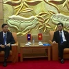 越南友好组织联合会秘书长（右）与老挝和平与团结委员会主席平坎米。