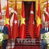 土耳其总理比纳勒·耶尔德勒姆与越南政府总理阮春福共同主持新闻发布会。