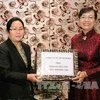 阮氏决心主席向老挝川圹省委常务副书记乌登·马西孙赛赠送纪念品。（图片来源：越通社）