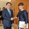 政府副总理王廷惠（左）与比利时驻越大使让娜· 罗卡。