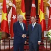 越南政府总理阮春福（右）和土耳其总理比纳勒·耶尔德勒姆。（图片来源：越通社）