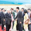 附图：越南驻缅大使馆工作人员赴机场迎接阮富仲一行。（图片来源：越通社）