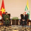 阮富仲（右）与缅甸国防军总司令敏昂莱。