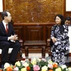 越南国家副主席邓氏玉盛（右）与日本福岛县知事内堀雅雄。
