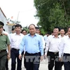 阮春福总理造访广平省布泽县德泽乡。（图片来源：越通社） 