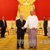 阮富仲（左）与​缅甸总统吴廷觉。