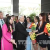 越南驻缅甸大使馆干部人员迎接阮富仲。