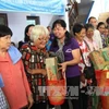 越南胡志明市妇女联合会工作团代表贫困越南妇女赠送慰问品。（图片来源：越通社）
