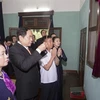 越南祖国阵线中央委员会主席陈青敏向胡志明主席敬香。（图片来源：qdnd.vn）