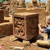 工匠将红土石砖雕塑成砖瓦、动物、花盆等。